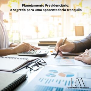 📄 Planejamento Previdenciário: entenda como garantir uma aposentadoria tranquila e segura O planejamento previdenciário é uma medida essencial para quem deseja se aposentar com segurança e previsibilidade. Mais do que um cálculo, trata-se de um estudo jurídico e contributivo que identifica o momento ideal para requerer o benefício e as estratégias para evitar prejuízos futuros. Muitos segurados acreditam que basta atingir a idade mínima ou o tempo de contribuição exigido pelo INSS. No entanto, as regras previdenciárias mudam com frequência, e cada caso exige uma análise individualizada e técnica. 📘 O que é o Planejamento Previdenciário? O planejamento previdenciário consiste na avaliação do histórico de contribuições do segurado junto ao INSS. Com base no Cadastro Nacional de Informações Sociais (CNIS) e em documentos complementares, o profissional do Direito pode identificar: O melhor momento para solicitar a aposentadoria; A modalidade de benefício mais adequada ao caso; A existência de lacunas ou inconsistências no histórico de contribuições; E a forma mais segura de aproveitar as regras de transição da reforma previdenciária. Esse estudo possibilita que o cidadão compreenda sua real situação e planeje o futuro previdenciário de maneira consciente e segura. ⚖️ Por que fazer o planejamento antes de se aposentar? Ao antecipar a análise, o segurado evita equívocos comuns e reduz o risco de receber um benefício inferior ao que teria direito. Entre os principais benefícios do planejamento previdenciário estão: ✔️ Evitar prejuízos Erros de cálculo e períodos não reconhecidos pelo INSS podem resultar em valores menores do que o devido. ✔️ Corrigir informações É comum que vínculos antigos de trabalho não apareçam no sistema. Esses períodos podem ser reconhecidos mediante comprovação adequada. ✔️ Escolher a melhor regra de transição Desde a Reforma da Previdência de 2019, diversas regras coexistem. A análise técnica identifica qual delas se aplica e qual traz o melhor resultado. ✔️ Evitar indeferimentos Ao apresentar um pedido completo e coerente, o segurado reduz as chances de negativa administrativa e de atrasos na concessão do benefício. 👩‍⚖️ A importância da orientação jurídica especializada O planejamento previdenciário exige conhecimento técnico e domínio das normas legais. Por isso, é recomendável buscar orientação profissional qualificada, que possa realizar os cálculos, revisar as informações e esclarecer as alternativas disponíveis. O escritório Flávia Messias Advocacia, localizado em Niterói (RJ), atua há mais de 20 anos no campo do Direito Previdenciário, oferecendo atendimento técnico, ético e acessível, com foco na clareza e transparência das informações. Nos atendimentos, cada caso é estudado individualmente, sempre com base em dados concretos e na legislação vigente — sem promessas de resultado, mas com comprometimento em buscar a melhor solução jurídica. 💼 Para quem é indicado o planejamento previdenciário? O planejamento é especialmente indicado para: Pessoas que estão próximas da aposentadoria; Quem teve vários vínculos trabalhistas ou contribuições autônomas; Trabalhadores que contribuíram antes e depois da reforma da Previdência; E segurados que desejam avaliar o impacto das regras atuais em seu benefício. Essa análise também é útil para quem pretende regularizar períodos de contribuição, realizar recolhimentos retroativos ou verificar a viabilidade de revisão futura. 📍 Comprometimento e ética profissional O Flávia Messias Advocacia pauta sua atuação pela responsabilidade, transparência e respeito às normas da OAB. Cada atendimento é conduzido com sigilo, empatia e foco em orientar o cliente sobre seus direitos, sempre dentro dos limites da lei e das boas práticas jurídicas. Nosso propósito é levar informação clara e correta à população, especialmente aos segurados que desejam compreender melhor suas contribuições e planejar o futuro previdenciário com segurança. 📞 Agende uma orientação Se você deseja compreender como está sua situação perante o INSS ou saber qual o melhor momento para se aposentar, entre em contato e agende uma consulta informativa. 📍 Atendimento em Niterói e Região Metropolitana do Rio de Janeiro 📲 Contato: (21) 99214-5839 🌐 Site: flaviamessiasadvocacia.com.br